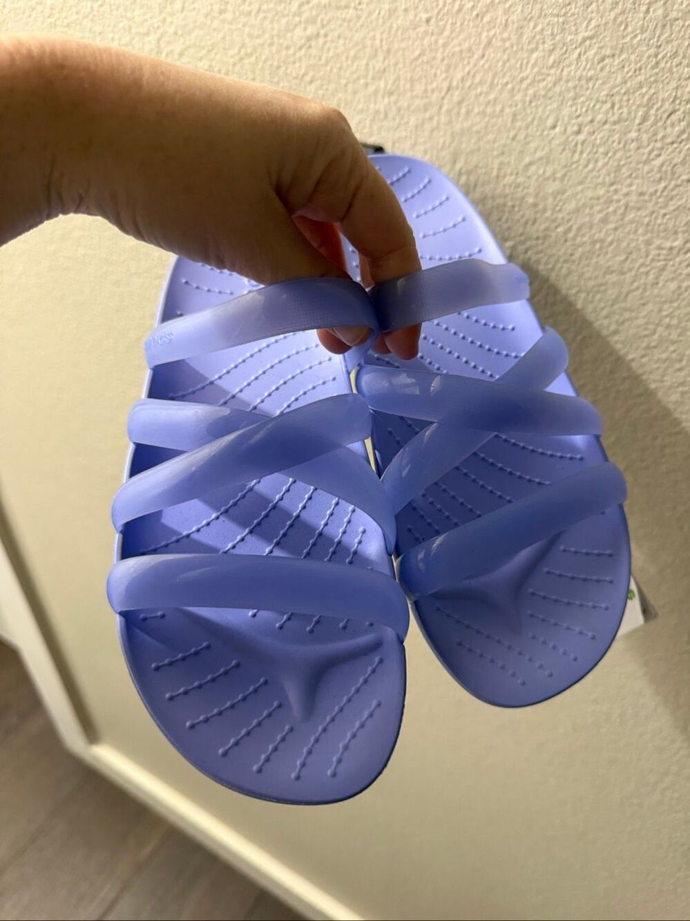 Crocs Women’s 4 Glossy Strappy Splash Sandals Flip Flops New Purple